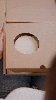 Serbest çalışan kadın girişimci ambalaj ürünü bir kutu içinde veya teslimat için paket - omuz üstü görünümü üzerinde - Dikey FullHD video