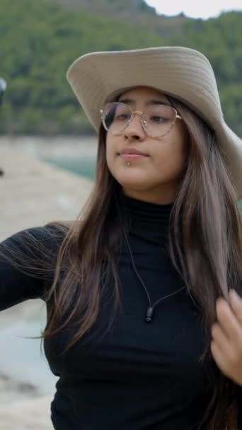 Menina Cabelos Escuros Chapéu Óculos Leva Selfie Por Lago Vista — Vídeo de Stock