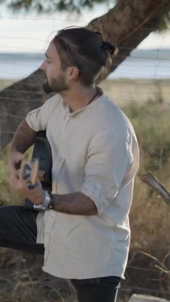 Вуличний Музикант Грає Акустичній Гітарі Співає Пісню Сільській Дорозі Трав — стокове відео