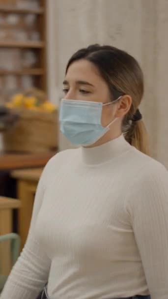 Mujer Con Una Máscara Protectora Caminando Por Cafetería Luego Quitarse — Vídeo de stock
