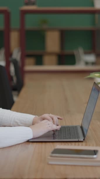 Retrato Mujer Emprendedora Pensativa Usando Una Computadora Portátil Mientras Trabaja — Vídeo de stock