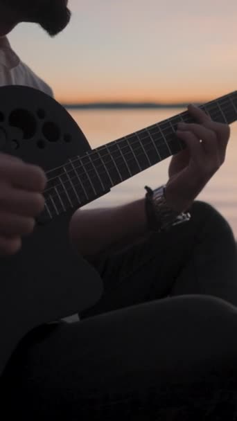 Sylwetka Ręce Mężczyzny Grającego Gitarze Plaży Nad Jeziorem Zachodzie Słońca — Wideo stockowe