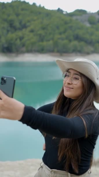 Ung Mörkhårig Kvinna Tar Selfies Vid Sjön Push Och Push — Stockvideo