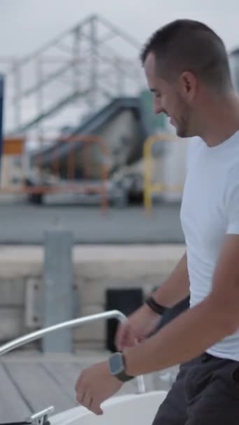 一个白人男人从他的船上卸下系泊物 垂直的Fhd奢华生活 — 图库视频影像