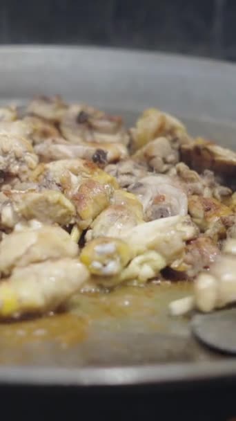 瓦伦西亚的一家海鲜餐馆里的炸鸡块 西班牙传统食品 — 图库视频影像