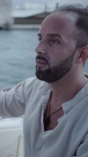 Primo Piano Uomo Concentrato Alla Guida Una Barca Stile Vita — Video Stock