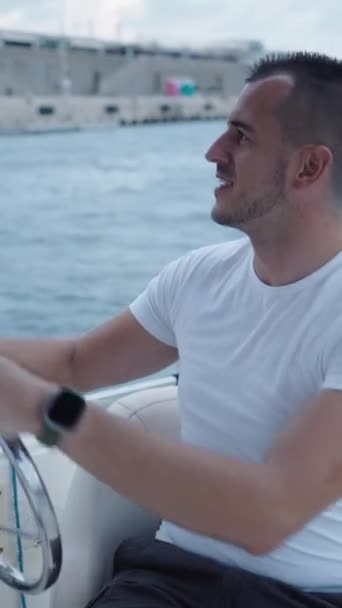 Spansk Mann Kjører Båt Smiler Vertikal Fhd Luksus Livsstil – stockvideo