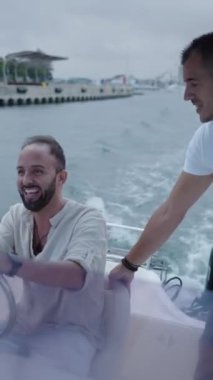 Teknedeki iki yakışıklı çocuk gördükleri bir şey hakkında yorum yapıyorlar - Dikey FHD lüks yaşam tarzı.