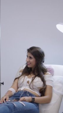 Doktor tedavinin ortasında hastasının fotoğrafını çekiyor. FHD dikey video.