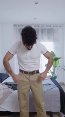 Latin adam beyaz polo tişörtünün boynunu düzeltiyor - FHD dikey video
