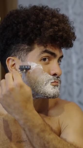 Latin Amerikalı Çocuk Evdeki Banyoda Tıraş Oluyor Fhd Dikey Video — Stok video