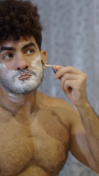 Homem Musculado Faz Barba Frente Espelho Fhd Vídeo Vertical — Vídeo de Stock