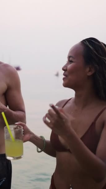 一对恋人带着他们的饮料从水里出来 Fhd垂直的 — 图库视频影像