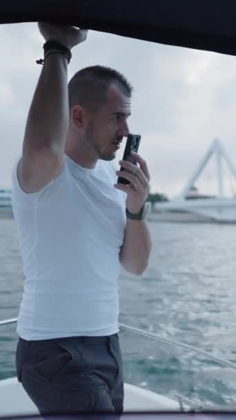 Jongen Met Wit Tshirt Stuurt Audio Verticale Fhd Luxury Lifestyle — Stockvideo