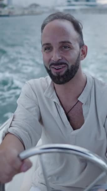 Dos Tíos Barco Riéndose Algo España Vertical Fhd Luxury Lifestyle — Vídeo de stock