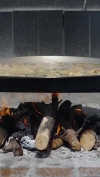 Sebuah Paella Yang Dimasak Atas Kayu Bakar Valencia Makanan Tradisional — Stok Video