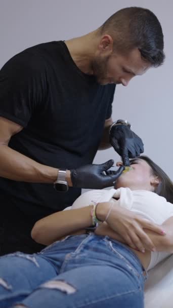 筋肉スペインの医師は 患者の顔に注射を行います Fhd垂直ビデオ — ストック動画