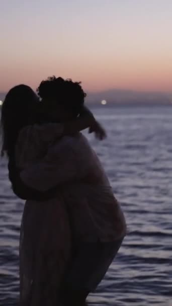 Para Zakochanych Obejmuje Się Pięknym Zachodzie Słońca Fhd Vertical Video — Wideo stockowe