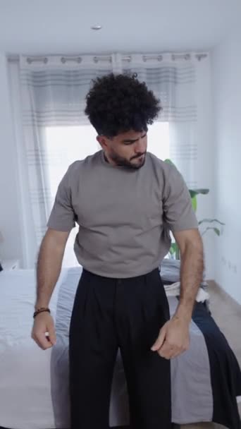 Omul Păros Ajustându Pantalonii Dormitorul Său Fhd Video Vertical — Videoclip de stoc