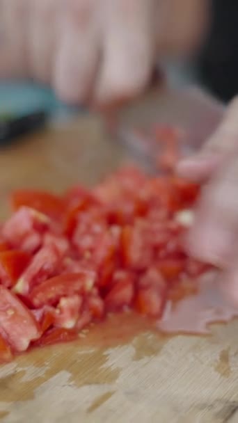 在西班牙瓦伦西亚 一名男子将西红柿切成立方体 这是他的传统食物 — 图库视频影像
