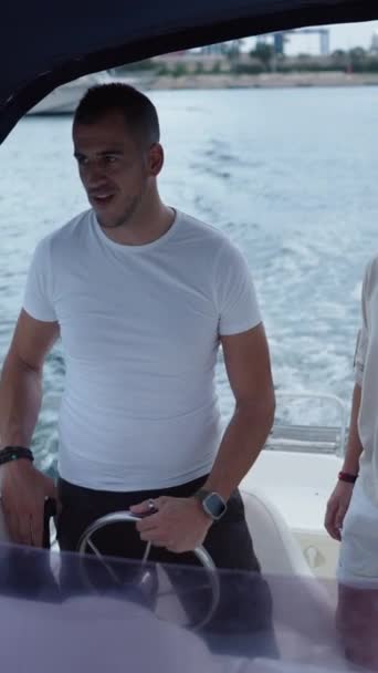 Twee Kaukasische Mannen Praten Iets Terwijl Boot Beweegt Verticale Fhd — Stockvideo
