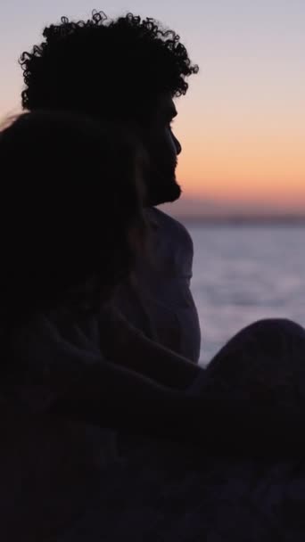 Para Siedząca Oglądająca Zachód Słońca Morzu Fhd Vertical Video — Wideo stockowe