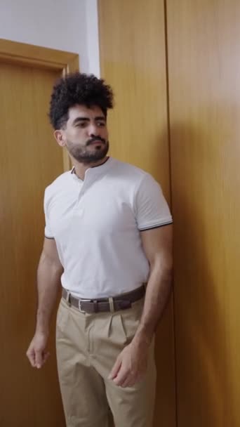 Homem Latino Dançando Frente Seu Espelho Guarda Roupa Fhd Vídeo — Vídeo de Stock