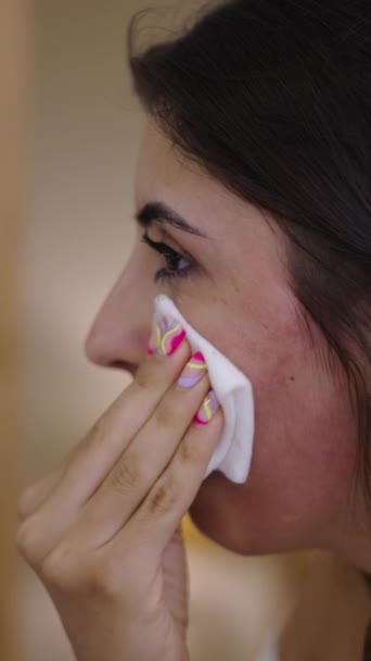 セラピー治療後のガーゼで彼女の顔に触れる少女 Fhd垂直ビデオ — ストック動画