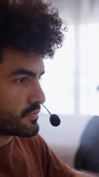 ハンサムなひげを被った男は 家庭からヘッドフォンに話す Fhd垂直ビデオ — ストック動画