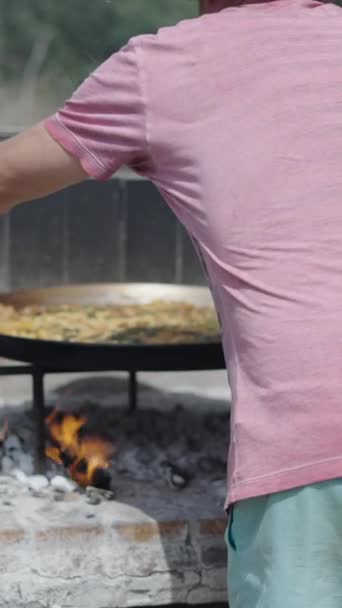 Μάγειρας Αφαιρεί Την Παέγια Από Φωτιά Ισπανικό Παραδοσιακό Φαγητό Κάθετα — Αρχείο Βίντεο