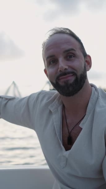 バレンシアのボートに座っている男の子の笑顔 垂直Fhdの贅沢なライフスタイル — ストック動画
