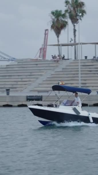 Вид Вдали Лодки Двумя Мужчинами Внутри Вертикальный Fhd Luxury Lifestyle — стоковое видео