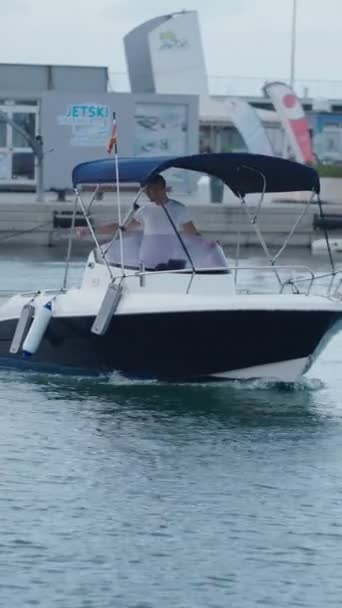 Een Boot Bestuurd Door Een Man Zijn Vriend Arriveert Haven — Stockvideo