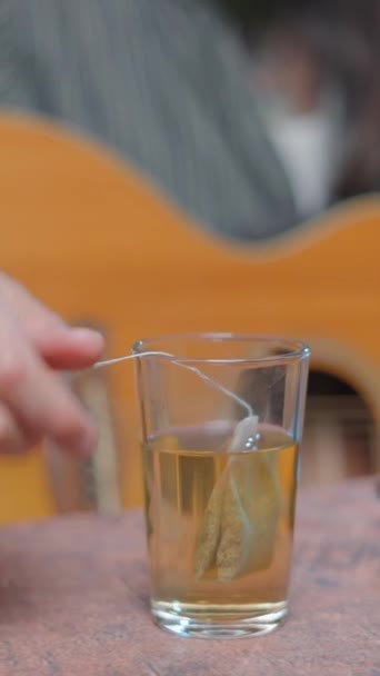 Genç Sakallı Müzisyen Internetten Şarkı Söylerken Çay Içiyor — Stok video