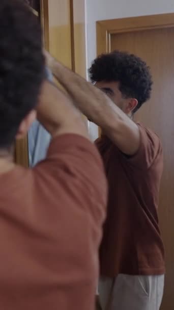 Синяя Рубашка Белые Брюки Вытаскиваются Шкафа Латинским Мальчиком Fhd Вертикальное — стоковое видео
