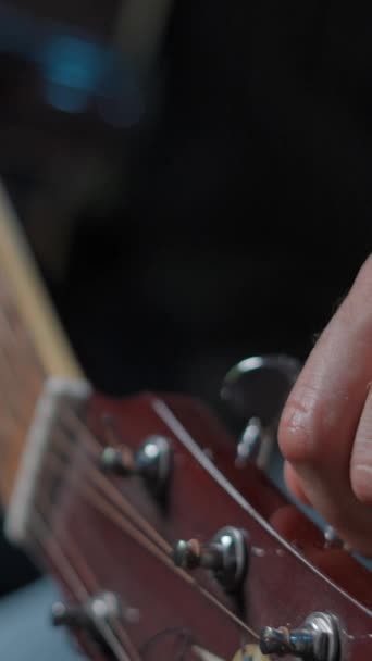 Hairy Mans Hand Tuning Guitar Adjusting Its Peg Close Shot — Stockvideo