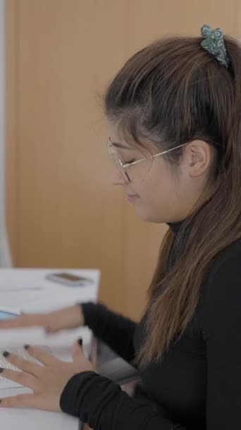 Mladý Student Kolumbijské Univerzity Který Sedí Stolu Upřímně Studuje Děvče — Stock video
