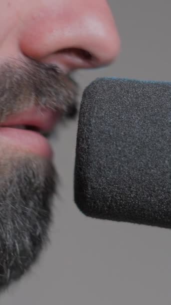 Young Bearded Vocal Coach Teaching How Sing Online His Audience — Vídeo de stock
