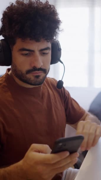 Vénézuélien Garçon Prend Son Téléphone Portable Pour Jouer Musique Tout — Video