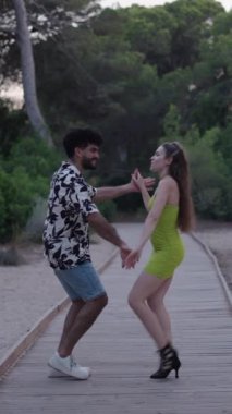 Kırsaldaki birkaç bachata dansçısının uzun koreografisi - FHD Dikey Video