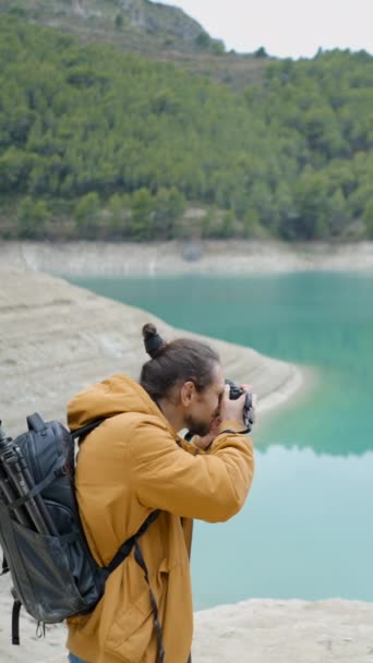 Genç Adam Spanyol Gölü Ormanının Karesine Girer Fotoğraflarını Çeker — Stok video