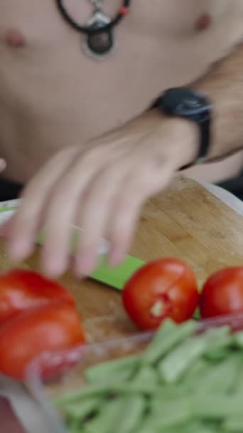 Hombre Picando Bachoqueta Tomates Comida Tradicional Española Vertical — Vídeos de Stock