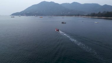 Dağlık bir denizde hareket halindeki bir tekne - 4K Yatay video