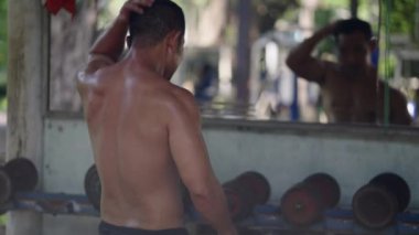 Tayland 'da tişörtsüz bir adam aynaya bakar - 4K Yerel Spor Salonu
