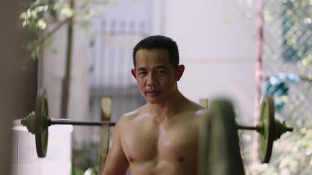 Thajský Muž Bez Košile Dívá Kamery Horizontal Místní Pouliční Tělocvična — Stock video