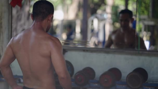 Musclé Suffisant Regarde Dans Miroir Horizontal Local Street Gym — Video
