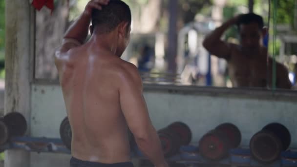 Muž Bez Košile Podívá Zrcadla Thajsku Horizontal Local Street Gym — Stock video