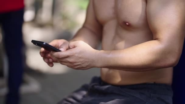 Zpocený Muž Thajsku Podívá Svůj Mobilní Telefon Horizontal Local Street — Stock video