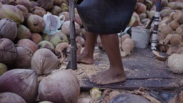 Stopy Mężczyzny Pracy Otoczone Kokosami Horizontal Video — Wideo stockowe