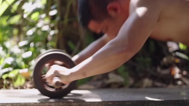 Nerozpoznatelný Muž Cvičí Svaly Volantu Horizontal Místní Pouliční Tělocvična — Stock video